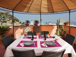 Outdoor dining - Citycenter Apartment by Interhome (Taormina)