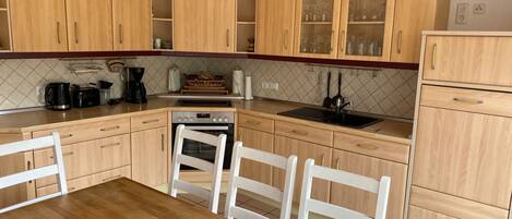 Geladeira, micro-ondas, fogão, lava-louças