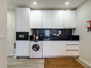 Fridge, microwave, dishwasher, cookware/dishes/utensils - Sardine Studio Aveiro by Interhome (Aveiro)