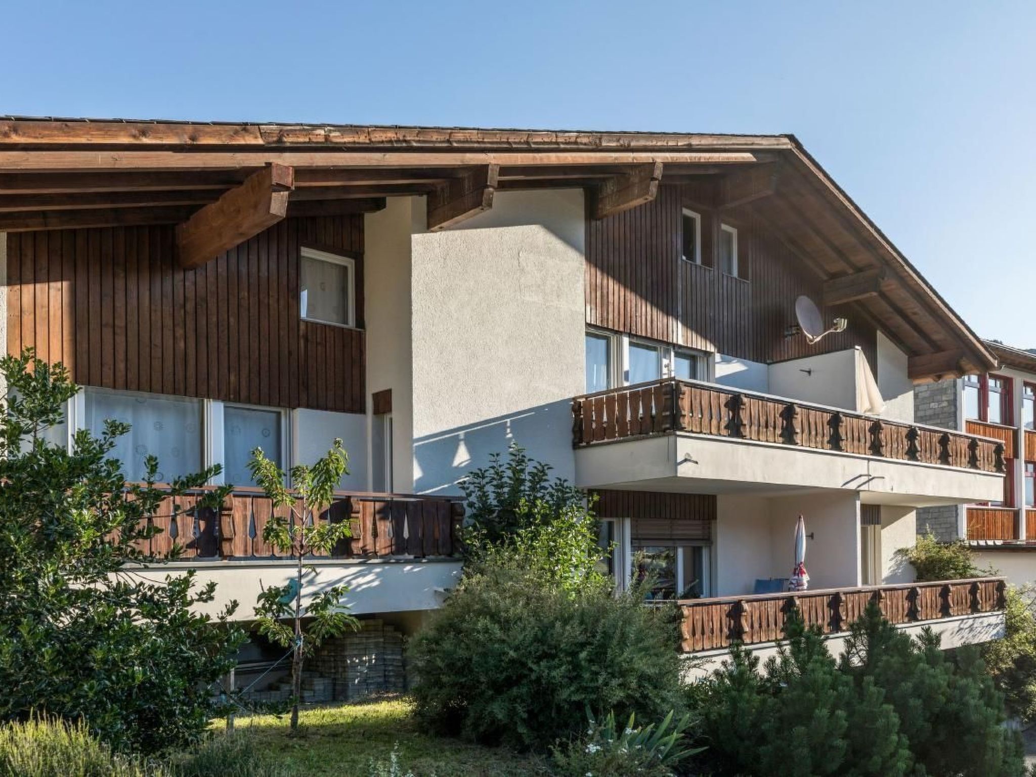 Un edificio a più piani con balconi in legno e fondamenta in pietra.