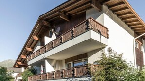 Un bâtiment à deux étages doté d’un balcon en bois et d’une enseigne indiquant « Hôtel ».