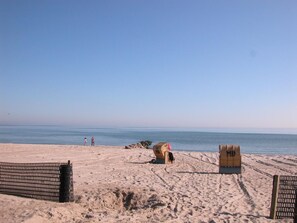 A beach with a sandy shore, a wooden structure, and a clear sky. - "Rosa Canina",W6 by Interhome (Kellenhusen)
