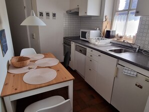 Kühlschrank, Mikrowelle, Ofen, Geschirrspüler