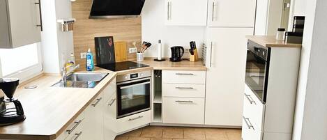 Kjøleskap, mikrobølgeovn, ovn og oppvaskmaskin