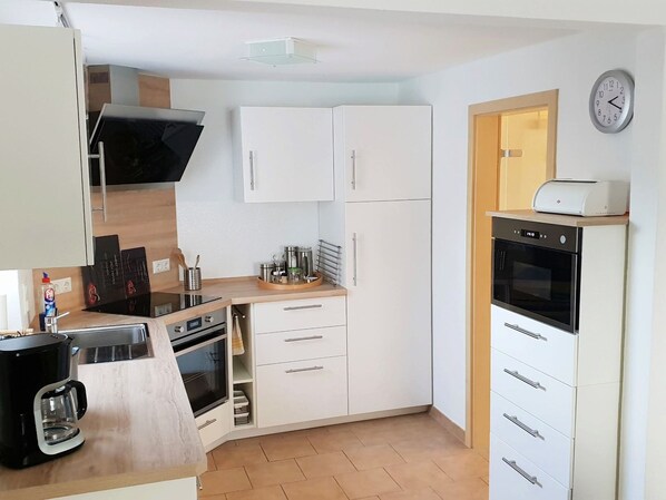 Kühlschrank, Mikrowelle, Ofen, Geschirrspüler