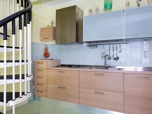 Fridge, microwave, oven, cookware/dishes/utensils - Adriana Casa Vacanze 2 by Interhome (Acireale)