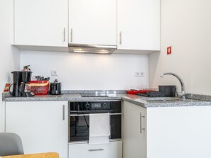 Fridge, microwave, oven, cookware/dishes/utensils - Tanoeiros Wohnung by Interhome (Madeira/Funchal)