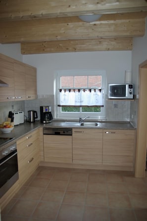 Kühlschrank, Mikrowelle, Ofen, Geschirrspüler