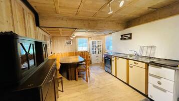 Réfrigérateur, four, batterie de cuisine, vaisselle et ustensiles