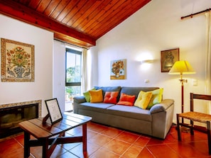 Televisión y chimenea 