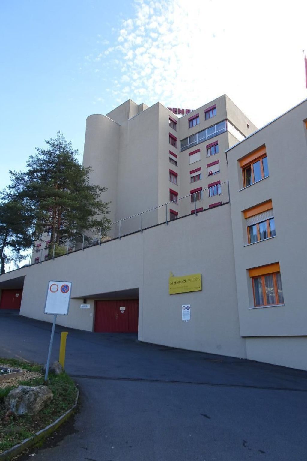 Un edificio de varios pisos con un letrero que dice "ALPFBLCK WEGGS".