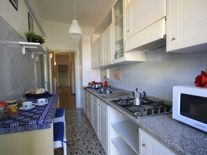 Fridge, microwave, cookware/dishes/utensils - Cà Amaranta apartment by Interhome (Venice)