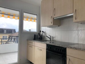 Réfrigérateur, four, batterie de cuisine, vaisselle et ustensiles