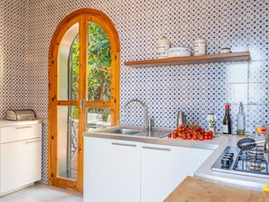 Fridge, oven, dishwasher, cookware/dishes/utensils - Villa Valencia by Interhome (Taormina)