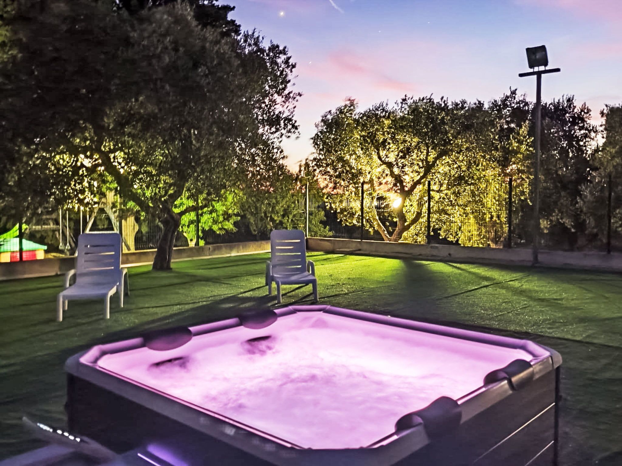 Outdoor spa tub