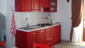 Réfrigérateur, batterie de cuisine, vaisselle et ustensiles