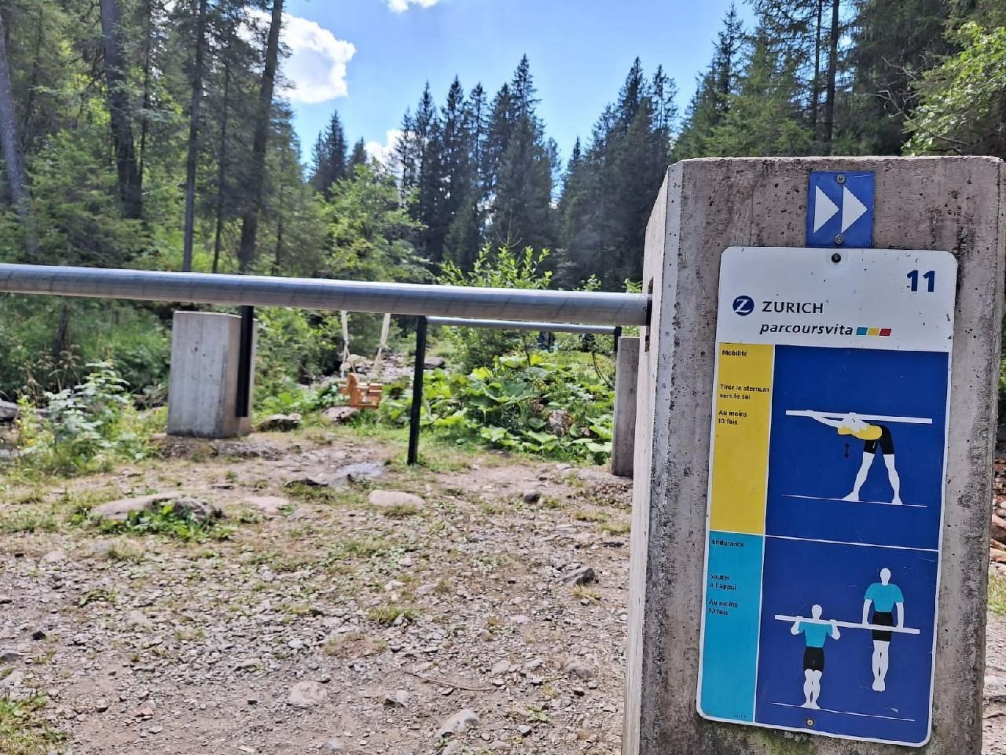 Una señal con una flecha direccional y el número 11, que indica una ruta.