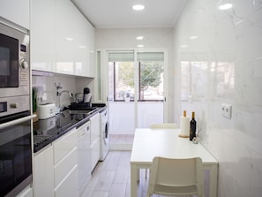 Fridge, microwave, oven, dishwasher - Just4u Wohnung mit AC in der Nähe von Lissabon und Strand by Interhome (Corroios)