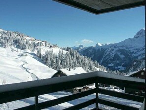 A snow-covered mountain landscape with a wooden cabin and a clear blue sky. - 3 Zi FeWo App 23. Le Miroi an Skipiste by Interhome (Les Crosets)