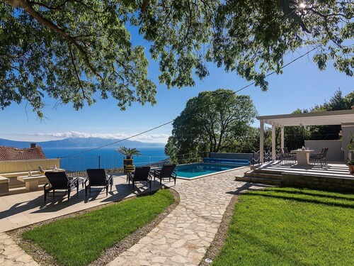 Schönes Steinhaus mit beheiztem Pool, Terrasse m by Interhome