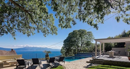 Schönes Steinhaus mit beheiztem Pool, Terrasse m by Interhome