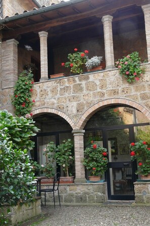 Exterior detail - Romantische Unterkunft, in einem Schloss, mit Schwimmbad by Interhome (Castel Cellesi)