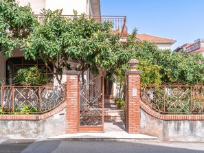 Exterior detail - Die Orange und der Goldfisch by Interhome (Calatabiano)