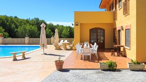 Outdoor dining - Großes Haus mit Schwimmbad und Barbecue by Interhome (Torrelletes)