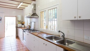 Private kitchen - Großes Haus mit Schwimmbad und Barbecue by Interhome (Torrelletes)