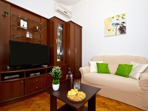 TV, fireplace - Ferienresidenz Maja by Interhome (Katuni)