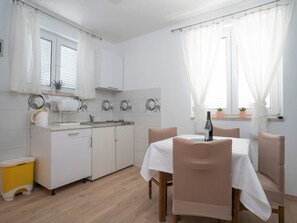 Kühlschrank, Mikrowelle, Kochgeschirr/Geschirr/Besteck