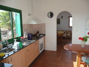 Fridge, oven, dishwasher, cookware/dishes/utensils - Finca mit Pool und herrlichem Meerblick by Interhome (Casas de las Hoyas)