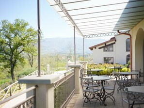 Outdoor dining - Ferienvilla 'Il Palagio' mit privatem Pool by Interhome (Reggello)