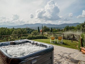 Outdoor spa tub - Wohnung 'Barn T4 rota' mit Schwimmbad by Interhome (Reggello)
