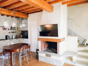 Fridge, microwave, dishwasher, cookware/dishes/utensils - Wohnung 'Barn T4 rota' mit Schwimmbad by Interhome (Reggello)