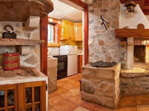 Fridge, oven, cookware/dishes/utensils - Ranch Visoka in Selca mit Panoramablick aufs Meer by Interhome (Brač/Selca)