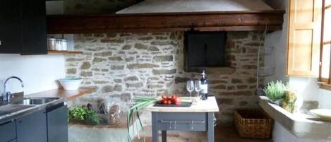 Kjøleskap, ovn, oppvaskmaskin og kjøkkenutstyr