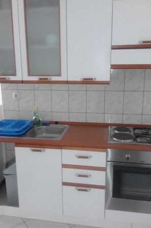 Fridge, microwave, oven, cookware/dishes/utensils - "Apartment Mate 3" by Interhome (Brač/Bol)