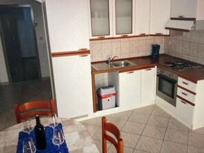 Fridge, microwave, oven, cookware/dishes/utensils - "Apartment Mate 3" by Interhome (Brač/Bol)