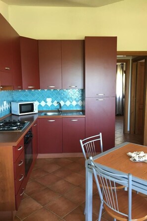Fridge, microwave, oven, cookware/dishes/utensils - Wohnung 'Resacca' mit Wasserblick by Interhome (Agrustos)