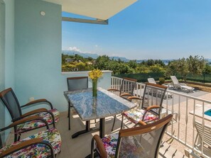 Outdoor dining - in Kastel Sucurac mit Parkplatz by Interhome (Kaštel Gomilica)