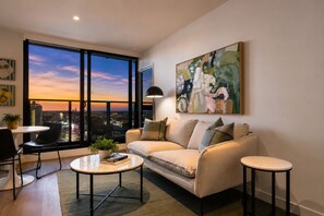 Smart TV, books - Spectacular Views Southbank Gym, Pool, Balcony (Southbank)