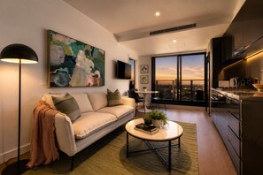 Smart TV, books - Spectacular Views Southbank Gym, Pool, Balcony (Southbank)
