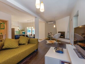 TV, fireplace - Geräumige, topmoderne Ferienvilla mit eigenem Pool by Interhome (Krk/Čižići)
