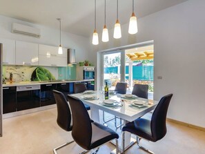 Dining - Geräumige, topmoderne Ferienvilla mit eigenem Pool by Interhome (Krk/Čižići)