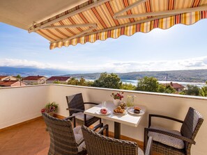Outdoor dining - Wohnung Nr. 4 mit atemberaubendem Meerblick by Interhome (Krk/Čižići)