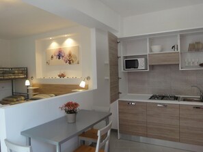 Réfrigérateur, micro-ondes, four