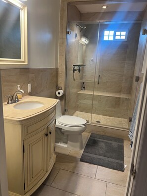 Hair dryer, towels, toilet paper - Cozy 1-bedroom studio in charming Los Angeles with AC (Los Angeles)