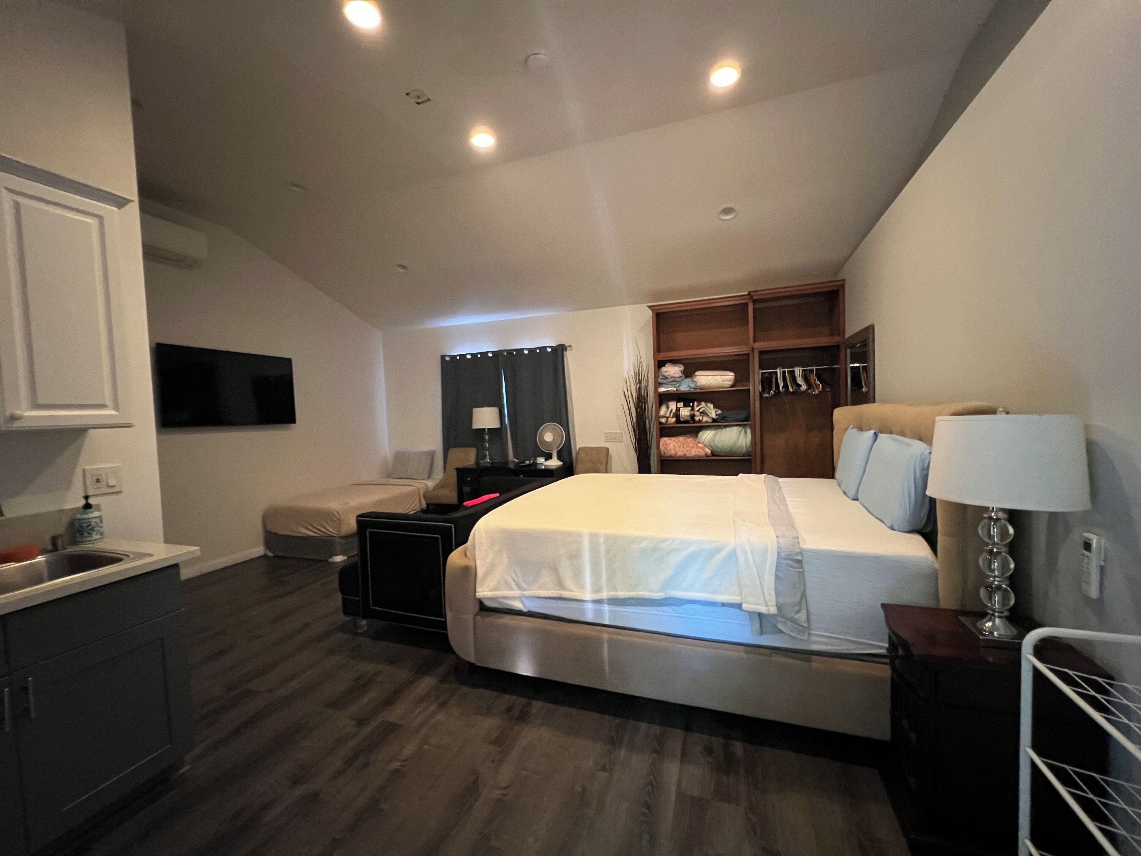 1 bedroom, bed sheets