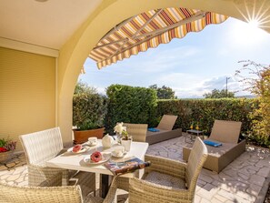 Outdoor dining - Moderne Wohnung im Erdgeschoss by Interhome (Krk/Čižići)